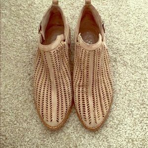 Vince camuto size 7.5 booties